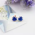 Blauwe roos kristal strass oorknoppen detail, modieuze bloem legering sieraden accessoire. - Blauw