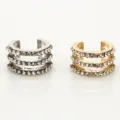 Gedetailleerde close-up van meerrijige strass metalen oorclips en knokkelringen in zilver en goud. - Drie-Rijen Strass (JZ048) / Goud