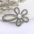 Close-up detail van de strass bloem haarspeld met glinsterende kristallen en parel kern. - Parelbloem