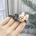 Koreaanse stijl parel haarband met elegant zwart marmer geometrisch ontwerp en elastische band. - Parelbloemblaadjes/Donkergrijs