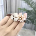 Elegante Koreaanse haarband met witte geometrische bloemblaadjes en parelcluster. - Wit