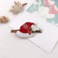 Detailweergave kerstmuts haarspeld, eendebek design met rode emaille en gouden sneeuwvlok. - Kerstmuts