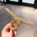 Goldene Metall Haarklammer mit stylischem Kettendesign für elegante Frisuren im Alltag. - Kettendesign / Gold