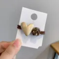 Minimalistische bruine haarband met beige hartje en glinsterende kristallen strassbal - Hart Stijl / Bruin