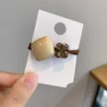Minimalistische Koreaanse stijl kristallen haarrekkertje met geometrisch harsdecor voor haar. - Vierkante Stijl / Bruin