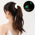 Lichtgevende haar elastiek in het donker zachte pluizige scrunchie voor vrouwen - Broken Wit