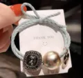 Lichtblauwe haarelastiek met vintage vierkante strass hanger, gouden parel en metalen bedel. - Muntgroen