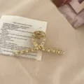 Chique haarclip van metaal en stof met kettingmotief, elegante vintage haarklem. - Beige