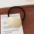 Minimalistische haarband in melktheekleur met een zwart elastiek, stijlvol haaraccessoire. - Ellips / Beige