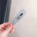 Minimalistische grijze lederen BB haarclip voor vrouwen, elegante zijhaarspeld en pony accessoire. - Grijs