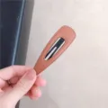 Bruine lederen haarspeld druppel vorm haarclip minimalistische Koreaanse stijl variant accessoire. - Lichtkoffie
