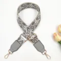 Verstellbarer Ersatz-Taschenriemen mit grauem Webmuster und goldenen Metallbeschlägen. - Mittelgrau auf Beige & Grau