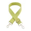 Dettaglio ravvicinato della tracolla larga con motivo chevron verde e fibbie metalliche dorate. - Fibbia d'oro / verde-giallo