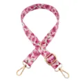 Detailopname van de roze bloemen tasband met duurzame stof en glanzende gouden metalen hardware. - Zilveren Gesp / Roze Perzikbloesem