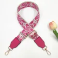 Ethischer Stickerei Ersatz-Taschenriemen, verstellbarer rosa Umhängeriemen mit Goldbeschlag. - Beige Basis Rosarot