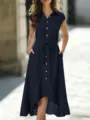 Vista detallada del elegante vestido midi sin mangas con cinturón y dobladillo asimétrico. - S / Azul marino
