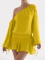 Vista detallada del vestido amarillo de un solo hombro manga larga y volants de gasa. - Amarillo