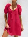 Vista cercana de la tela del vestido de verano casual rojo con cuello en V y mangas abullonadas. - S / Rojo