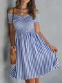 Detalle de vestido veraniego a rayas azules y blancas con hombros descubiertos y corpiño. - S / Azul