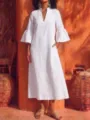 Detalle del vestido blanco con cuello en V, mangas acampanadas y prácticos bolsillos laterales. - S / Blanco