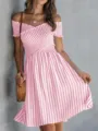 Elegante vestido de verano a rayas rosas y blancas con hombros descubiertos. - S / Rosa