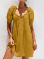 Primer plano del vestido informal con cuello en V y mangas abullonadas de tela texturizada. - S / Amarillo