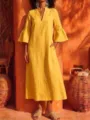 Vista detallada del vestido midi de lino amarillo con elegante cuello en V y mangas acampanadas. - S / Amarillo