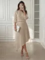 Vista de detalle del top texturizado beige con hombros descubiertos y conjunto de falda. - Caqui