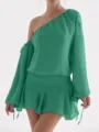 Vestido corto verde de gasa con un hombro descubierto y manga larga con volantes chic - S / Verde