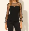 Detalle en primer plano de la blusa transparente de manga larga con bonito motivo de corazones. - S / Negro