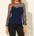 Primer plano de mangas largas de malla transparente con lunares de corazones y detalle de cuello. - S / Azul