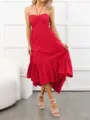 Vista detallada del vestido largo rojo de verano sin mangas halter con volantes fruncidos. - S / Rojo