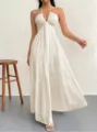 Vista detallada de un elegante vestido largo con cuello en V profundo y volantes texturizados. - S / Albaricoque