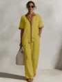 Vista detallada del conjunto de camisa de manga corta con solapa en contraste y pantalón. - S / Verde matcha