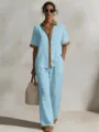 Vista detallada de la camisa casual de manga corta con bloques de color y pantalones. - S / Azul claro