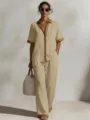 Vista dettagliata del completo casual a due pezzi con colletto a contrasto e pantaloni. - Kaki