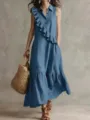 Vista detallada de un vestido midi de lino azul sin mangas de estilo retro con volantes. - S / Azul