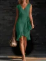 Detalle de vestido cruzado verde sin mangas con cuello en V, volante asimétrico y lazo en la cintura. - S / Verde