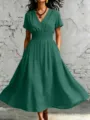 Vista detallada del elegante vestido verde oscuro con cuello en V y cintura elástica. - S / Verde