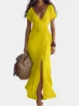 Detalle vestido gasa amarillo, cuello V profundo, cintura cruzada y abertura elegante. - S / Amarillo