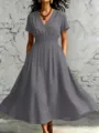 Vista dettagliata abito midi donna estate tinta unita scollo V manica corta vita elastica. - Grigio