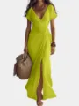 Détail en gros plan de l'élégante robe longue cache-cœur vert lime à col V et fente. - S / Vert matcha