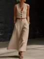 Vista di dettaglio del set gilet corto smanicato beige e pantaloni larghi in una scena rustica. - Kaki