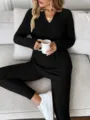 Detalle del conjunto de loungewear acanalado negro de mujer con top de cuello V y pantalón. - S / Parte Superior Y Inferior / Negro