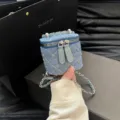 Chique blauwe denim gewatteerde mini box tas met ketting en ritssluiting voor dames. - Blauw