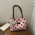 Bolso de hombro rosa de lunares con asa trenzada negra y dije de estrella. - Estilo Con Colgante / Rosa