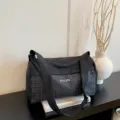 Grand sac de voyage capacite pour femmes, sac bandouliere leger et impereable pour loisir. - Noir