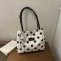 Bolso de hombro de lunares blancos y negros con asa trenzada, bolso tote elegante para diario. - Estilo Con Colgante / Blanco