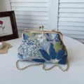 Exquisito bolso bandolera bordado tipo clutch con correa de cadena dorada y cierre. - Azul