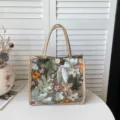 Nahaufnahme der Pailletten bestickten Jute-Tasche mit Blumendesign und stabilen Griffen. - Grün